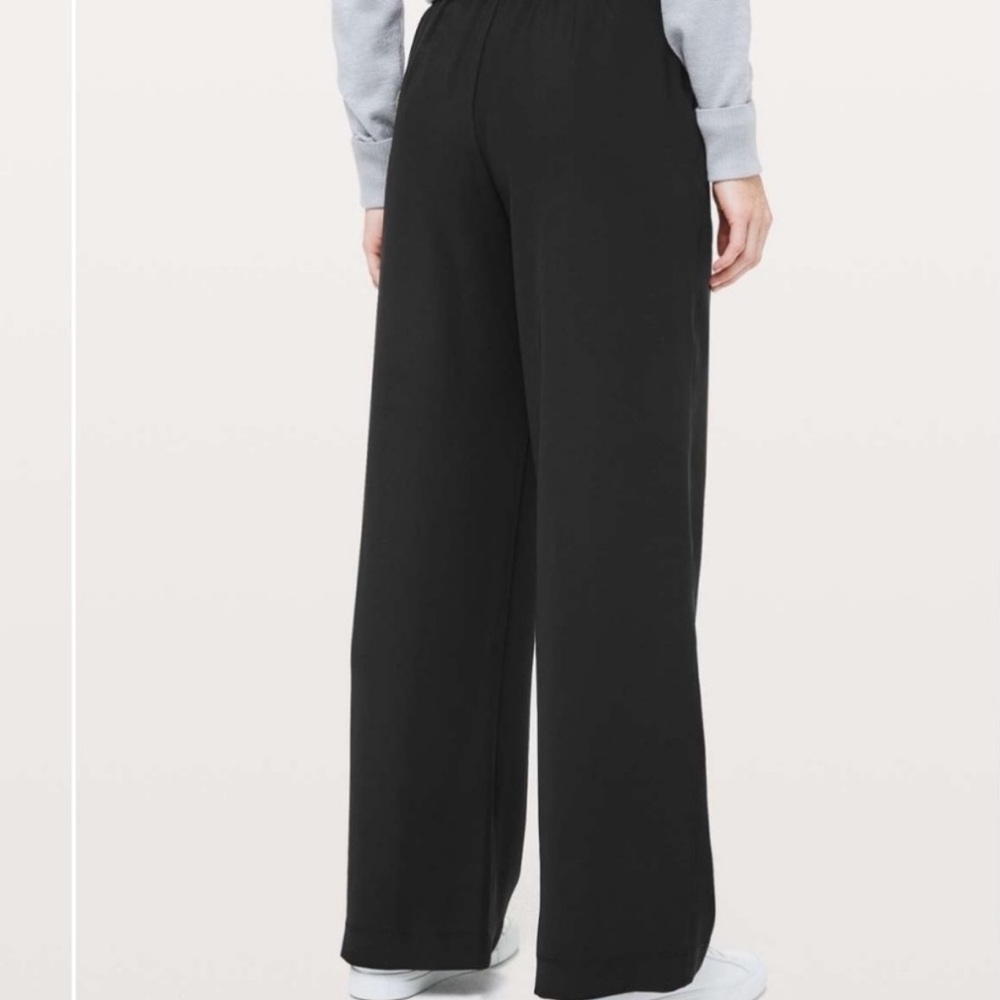 Lululemon athletica Noir Woven black pants . Size 4 Very good condition - Picture 3 of 10